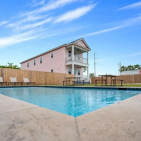 Luxury 4Bd With Pool And Off Street Parking Villa